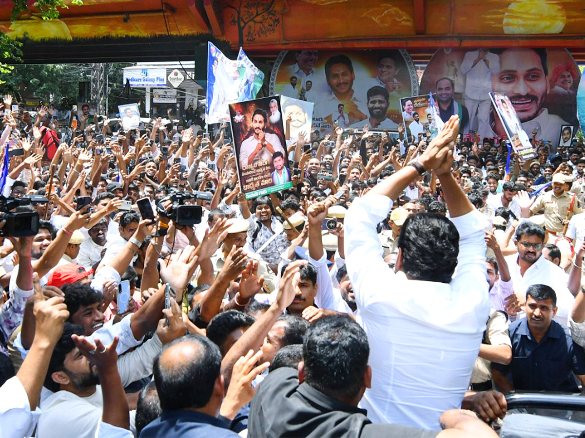 YS Jagan Blesses Newlywed Couple in Hyderabad Photos14