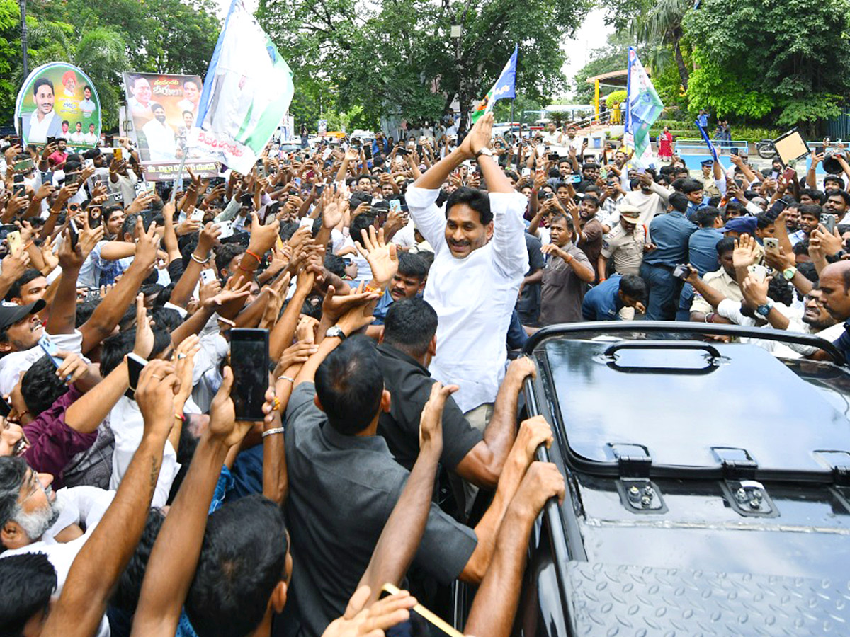YS Jagan Blesses Newlywed Couple in Hyderabad Photos15