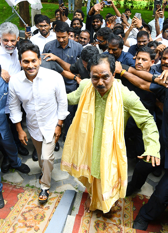 YS Jagan Blesses Newlywed Couple in Hyderabad Photos2