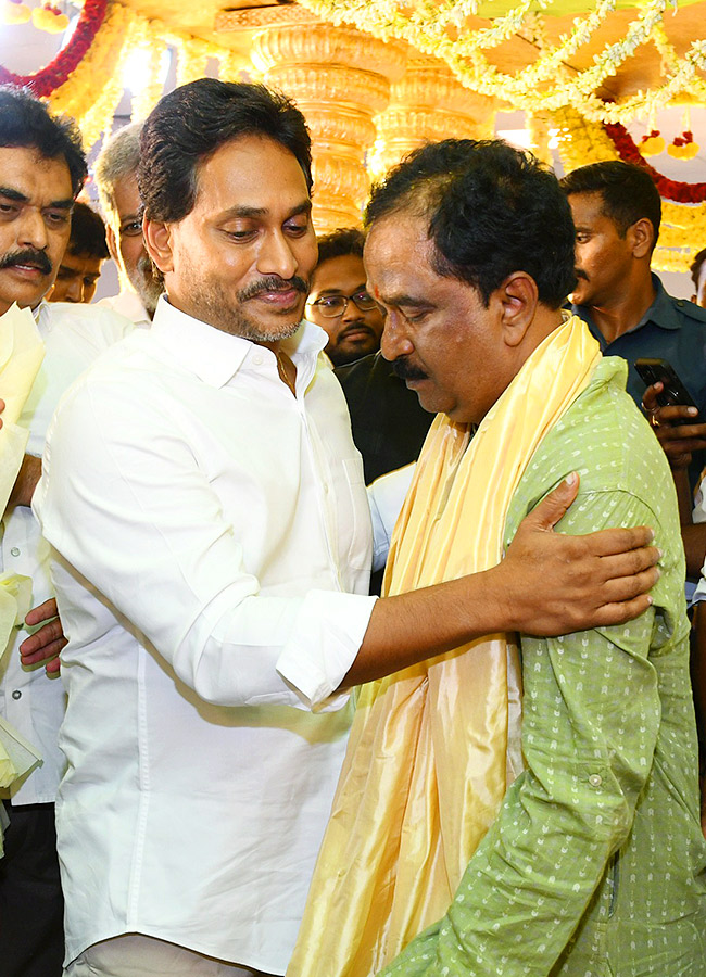 YS Jagan Blesses Newlywed Couple in Hyderabad Photos3