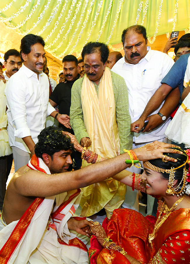YS Jagan Blesses Newlywed Couple in Hyderabad Photos4
