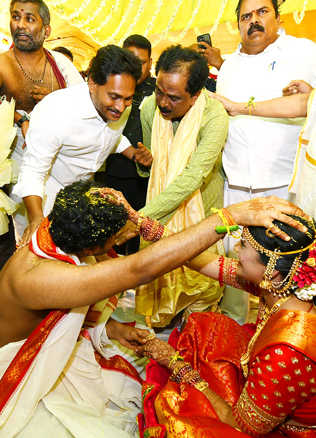 YS Jagan Blesses Newlywed Couple in Hyderabad Photos5