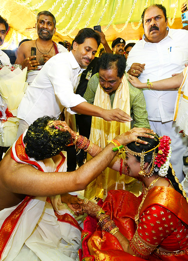 YS Jagan Blesses Newlywed Couple in Hyderabad Photos6
