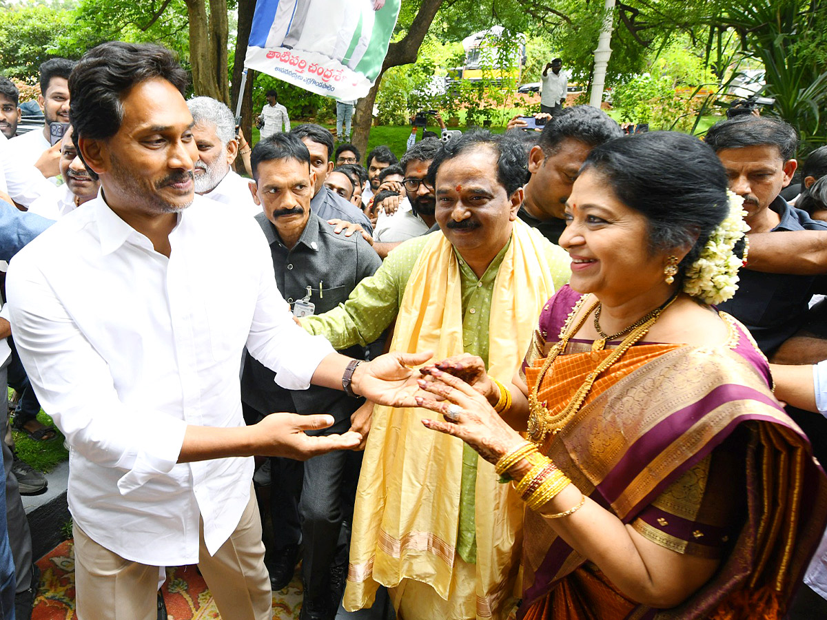 YS Jagan Blesses Newlywed Couple in Hyderabad Photos7
