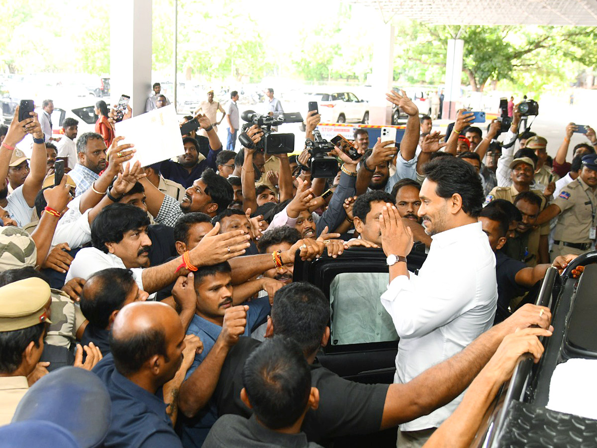 YS Jagan Blesses Newlywed Couple in Hyderabad Photos8