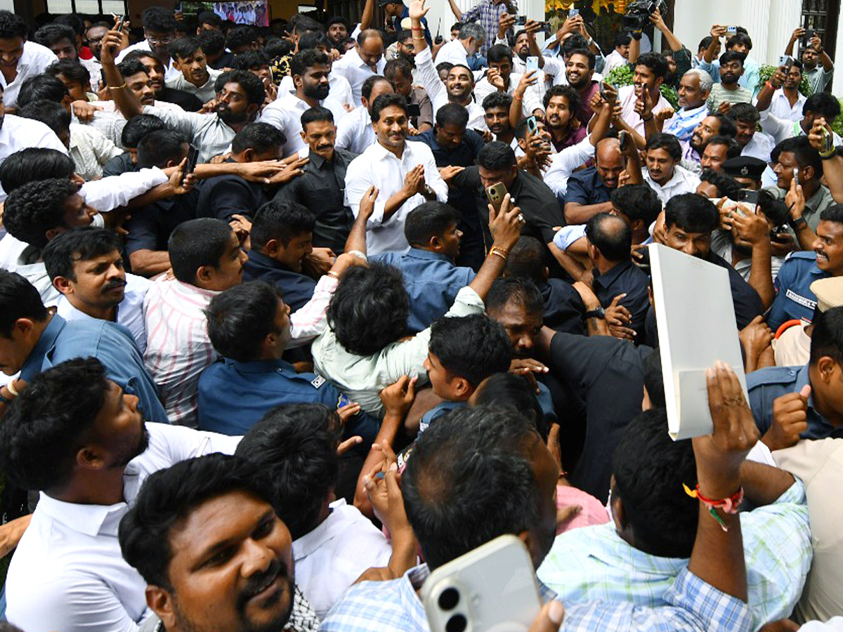 YS Jagan Blesses Newlywed Couple in Hyderabad Photos9