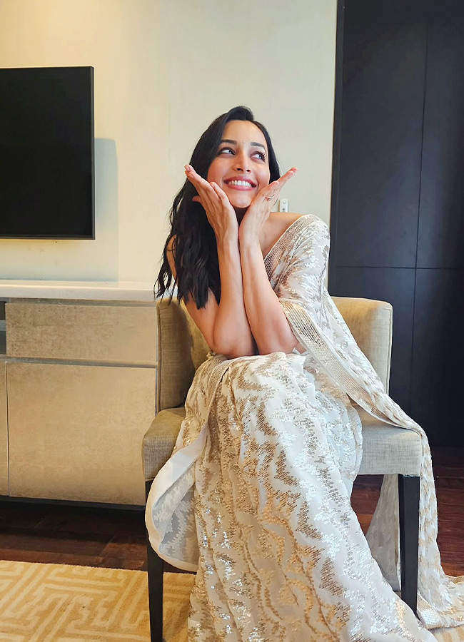 Shetty in a Saree… Nidhi’s Stunning Look That Turns Heads!10
