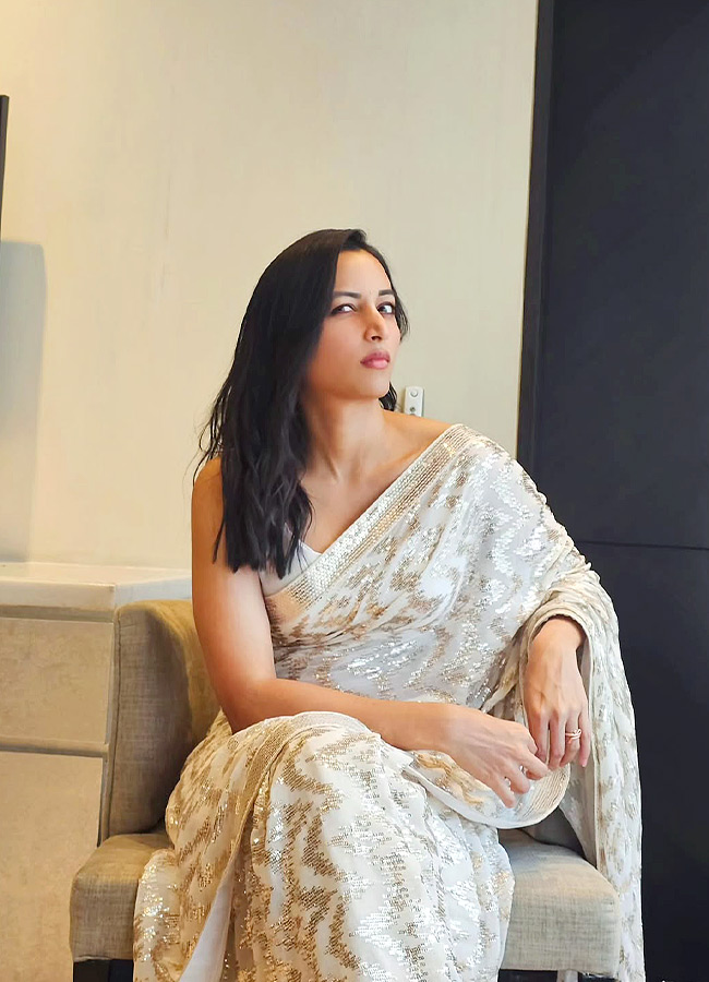 Shetty in a Saree… Nidhi’s Stunning Look That Turns Heads!3