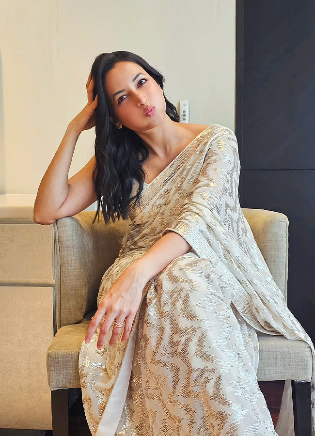 Shetty in a Saree… Nidhi’s Stunning Look That Turns Heads!6