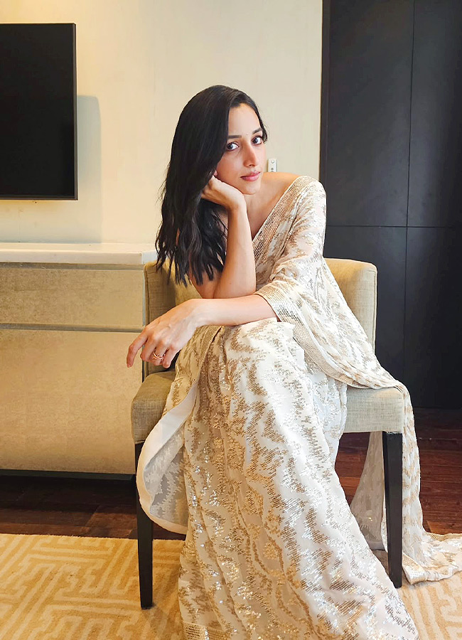 Shetty in a Saree… Nidhi’s Stunning Look That Turns Heads!9