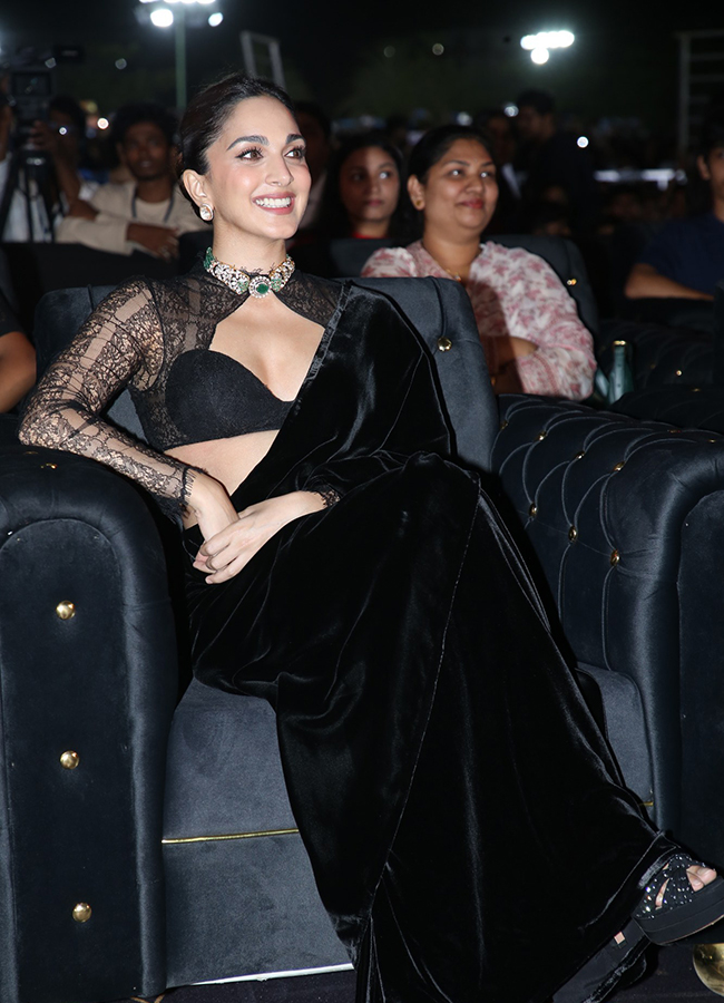 Kiara Advani Captured at Toxic Telugu Pre Release Event HD Photos6