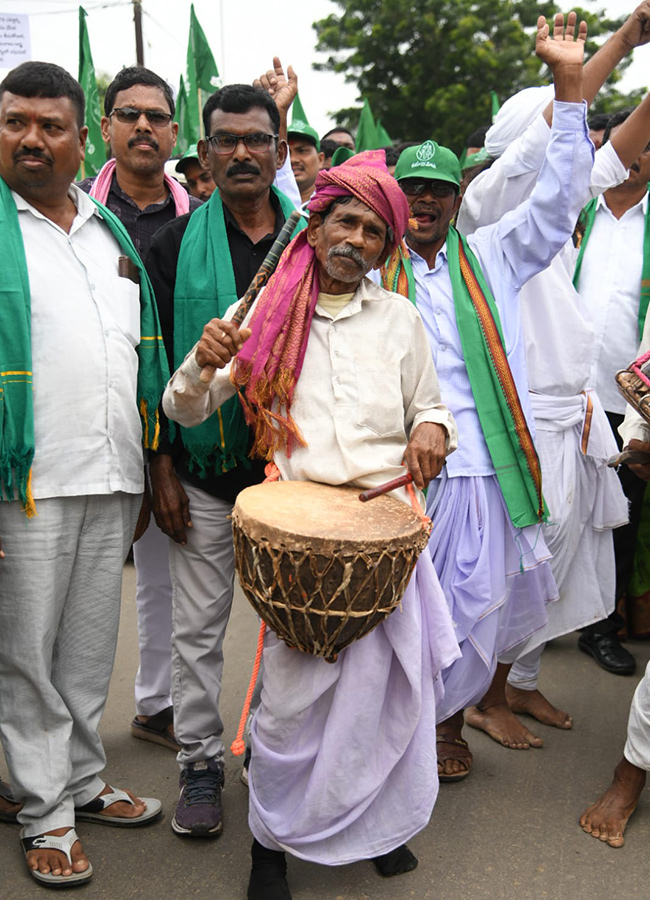 Tribals turn out in large numbers to lay siege to the ITDA12