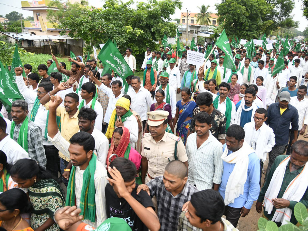 Tribals turn out in large numbers to lay siege to the ITDA7