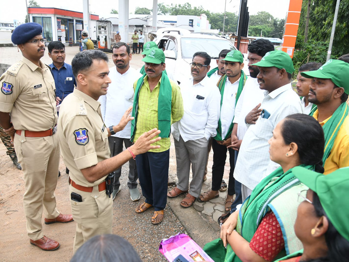 Tribals turn out in large numbers to lay siege to the ITDA8