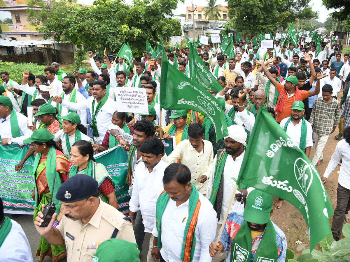 Tribals turn out in large numbers to lay siege to the ITDA9