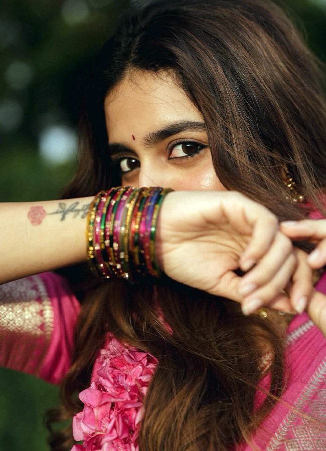 Priya Varrier Cute Looks Photos9