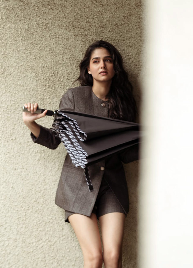 Hey Stranger Anaswara Glamorous Look with an Umbrella Photos3