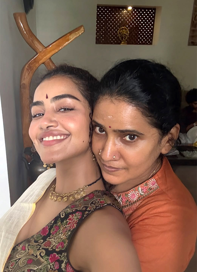 Anupama Parameswaran Onam Celebrations Viral Photos16