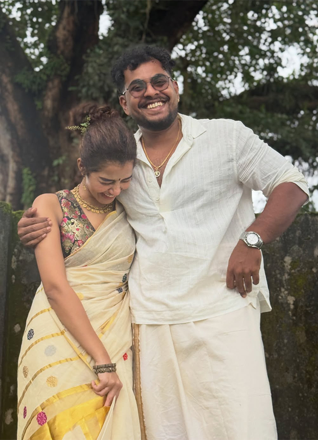 Anupama Parameswaran Onam Celebrations Viral Photos17