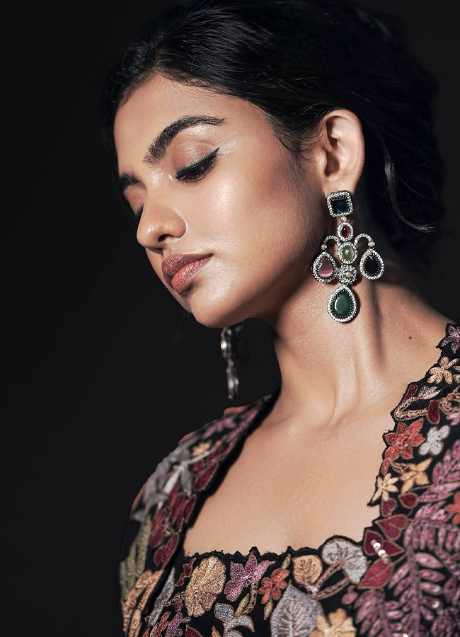 Mamitha Baiju Stuns in a Gorgeous Look Photos2