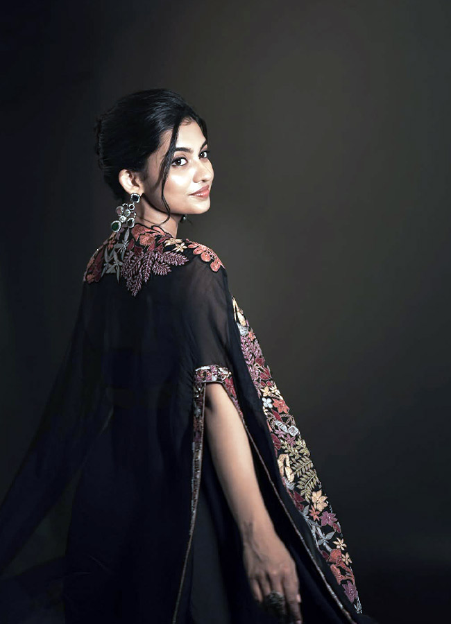 Mamitha Baiju Stuns in a Gorgeous Look Photos3
