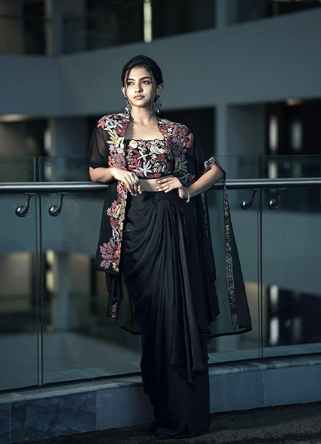 Mamitha Baiju Stuns in a Gorgeous Look Photos4