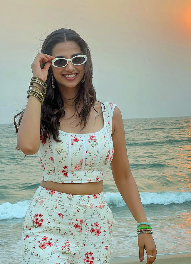 Kinda Chick Trend Meenakshi Chaudhary Joins the Trend Photos12