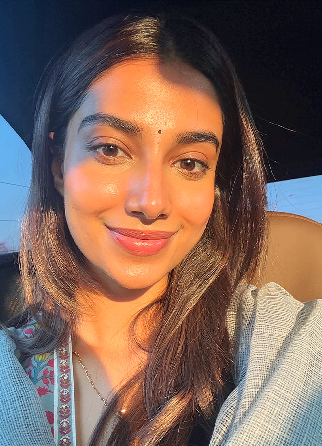 Kinda Chick Trend Meenakshi Chaudhary Joins the Trend Photos2