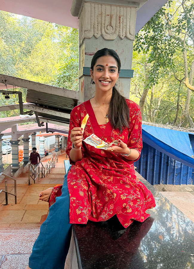 Kinda Chick Trend Meenakshi Chaudhary Joins the Trend Photos3