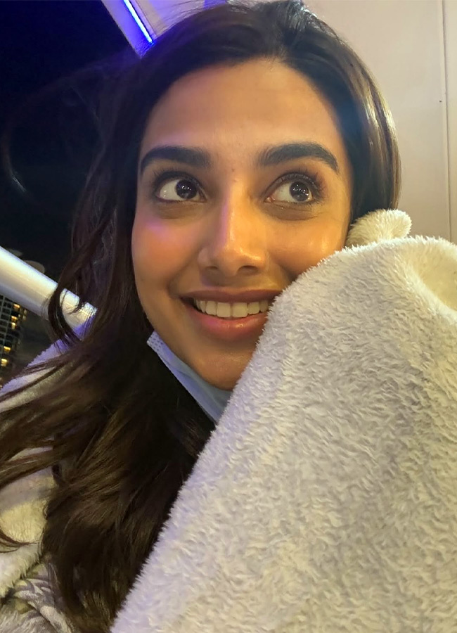 Kinda Chick Trend Meenakshi Chaudhary Joins the Trend Photos4