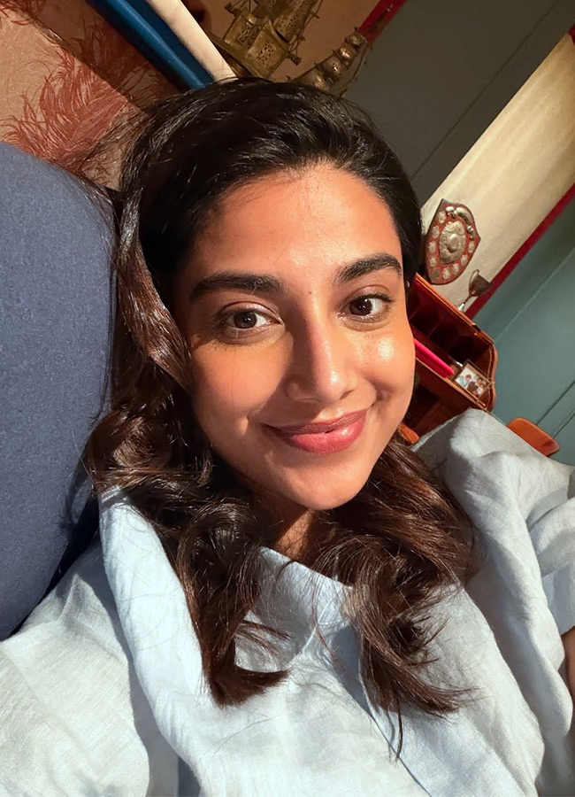Kinda Chick Trend Meenakshi Chaudhary Joins the Trend Photos6