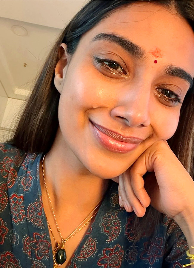Kinda Chick Trend Meenakshi Chaudhary Joins the Trend Photos7