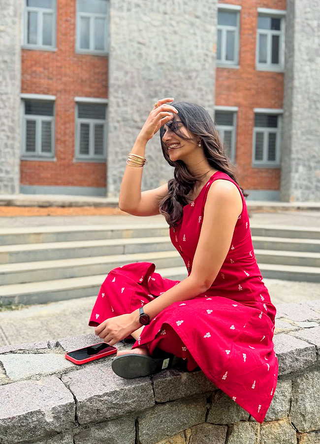 Kinda Chick Trend Meenakshi Chaudhary Joins the Trend Photos8