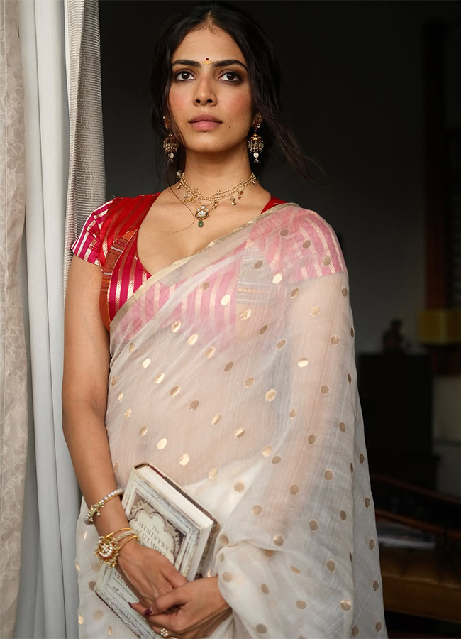 Malavika Mohanan Onam Celebrations 2026 Viral Photos11