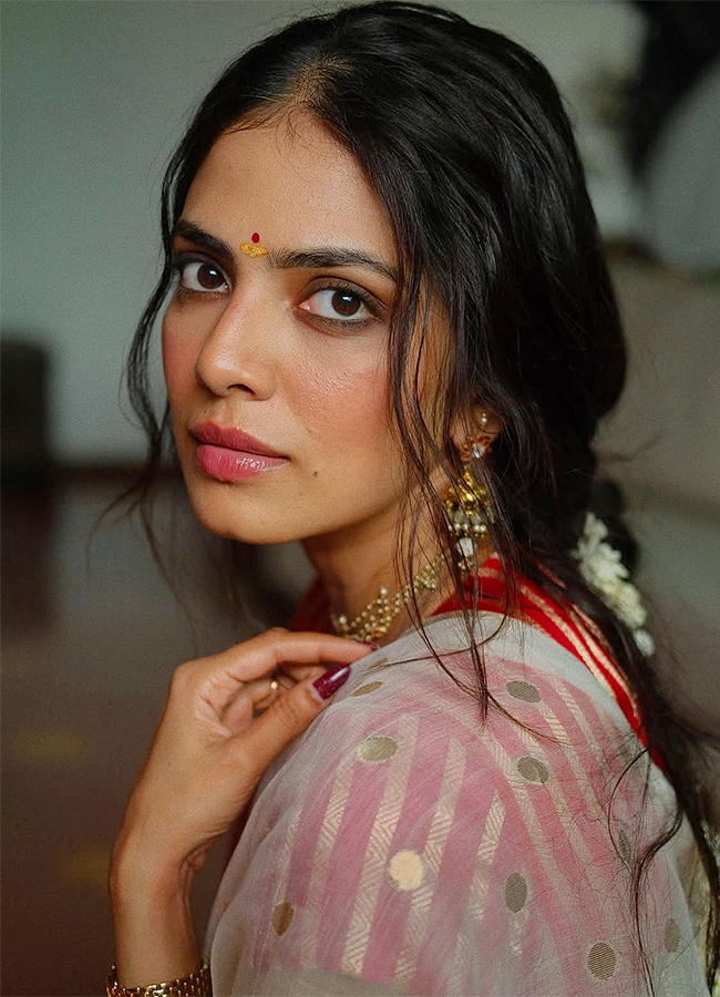 Malavika Mohanan Onam Celebrations 2026 Viral Photos18