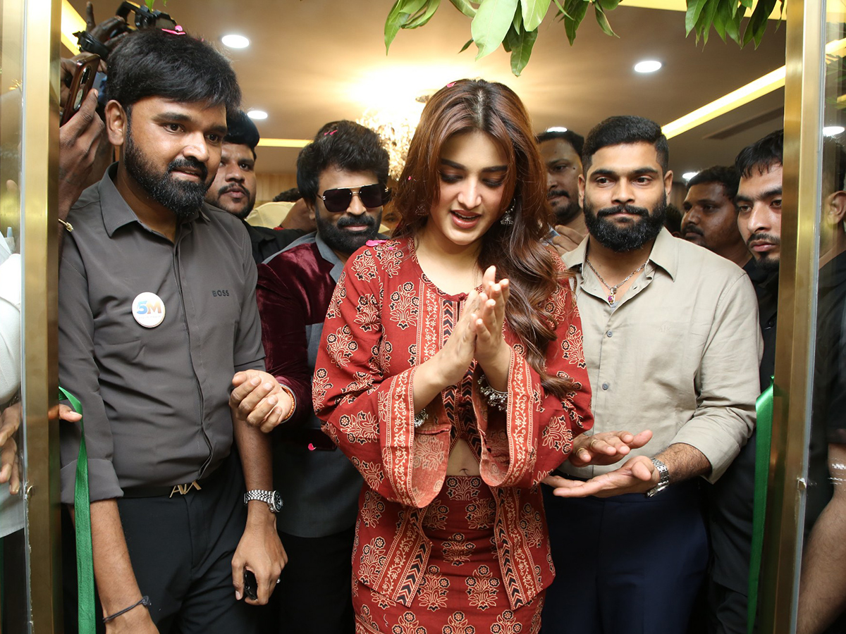 Actress Nidhhi Agerwal at Hyderabad Viral Photos9