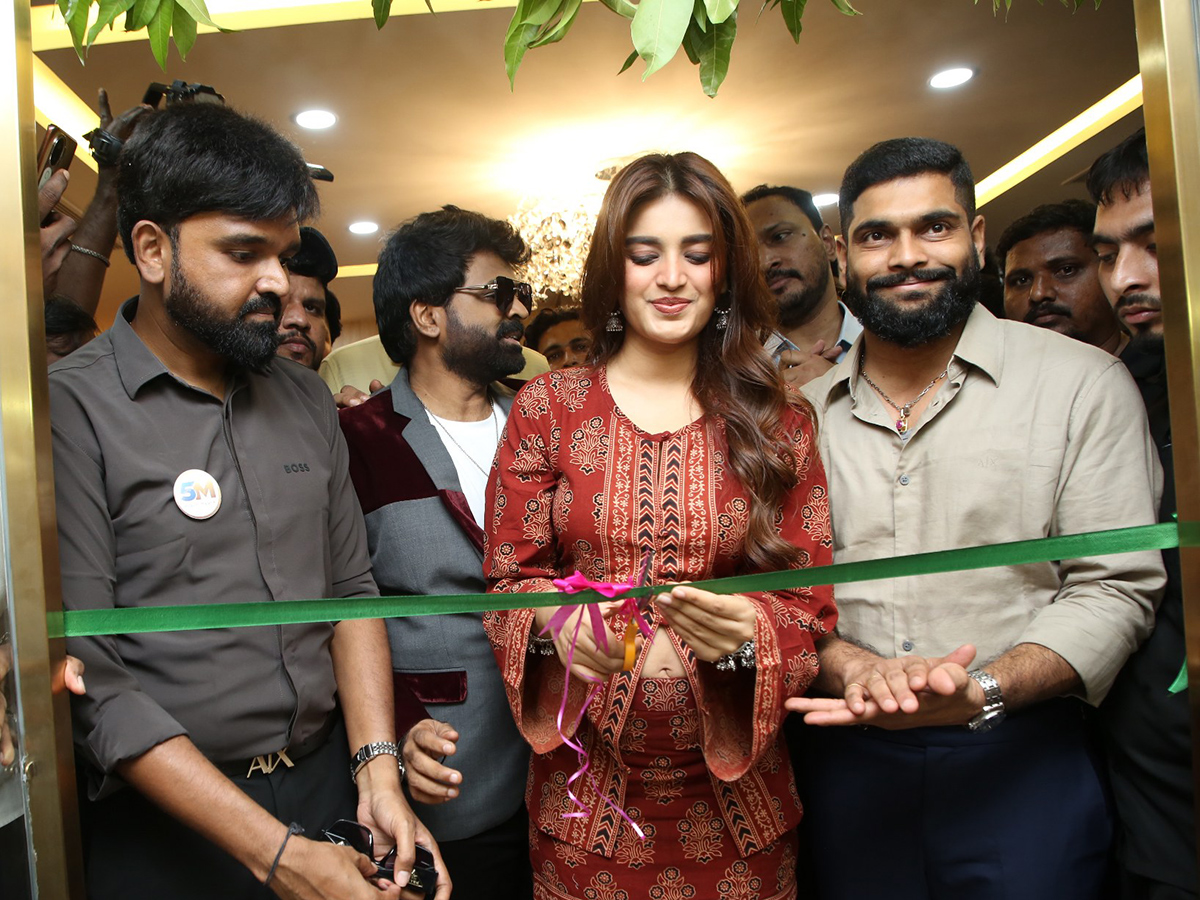 Actress Nidhhi Agerwal at Hyderabad Viral Photos11