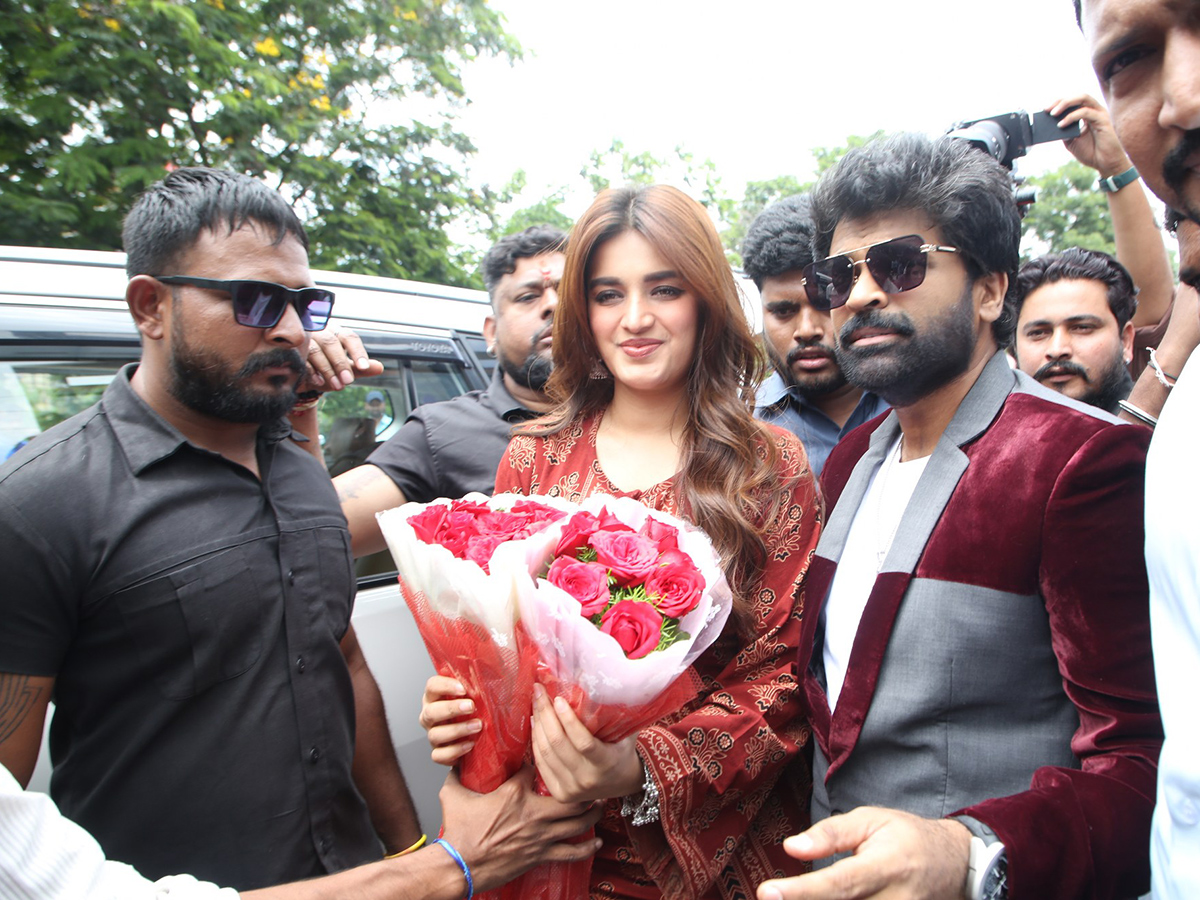 Actress Nidhhi Agerwal at Hyderabad Viral Photos28