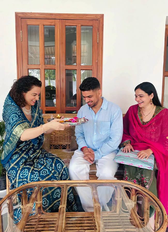 Bollywood Actress Kangana Ranaut Celebrates Raksha Bandhan Photos3