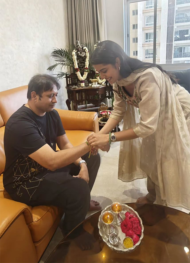Raksha Bandhan Special: Celebrities Tied Rakhi Photos26