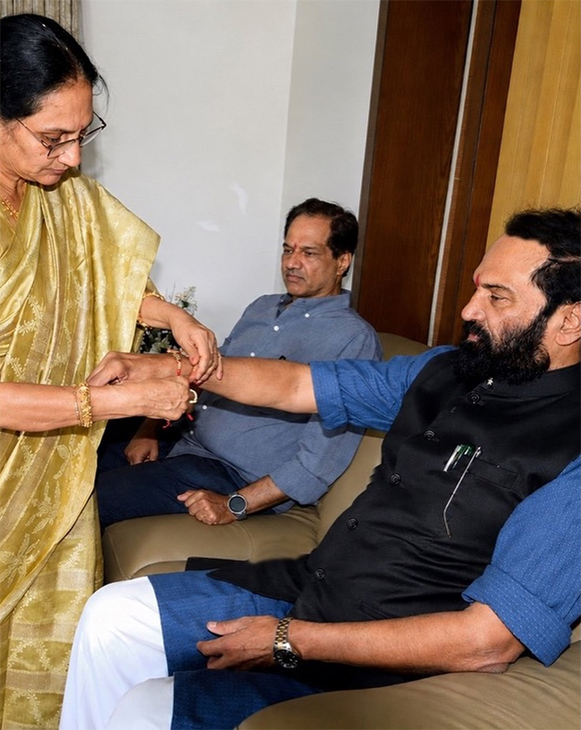 Raksha Bandhan Special: Celebrities Tied Rakhi Photos13