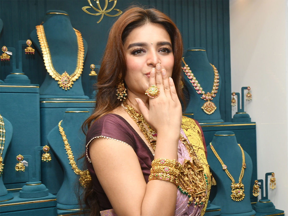 Actress Nidhhi Agerwal at Nellore Viral Photos2