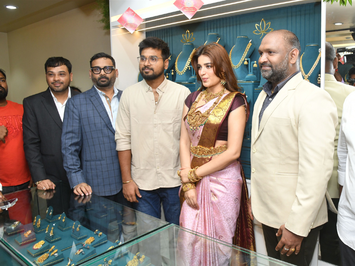 Actress Nidhhi Agerwal at Nellore Viral Photos28