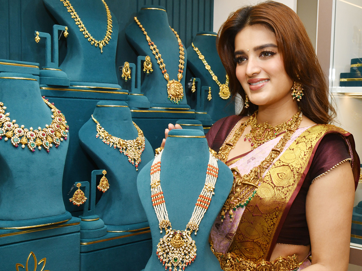 Actress Nidhhi Agerwal at Nellore Viral Photos30