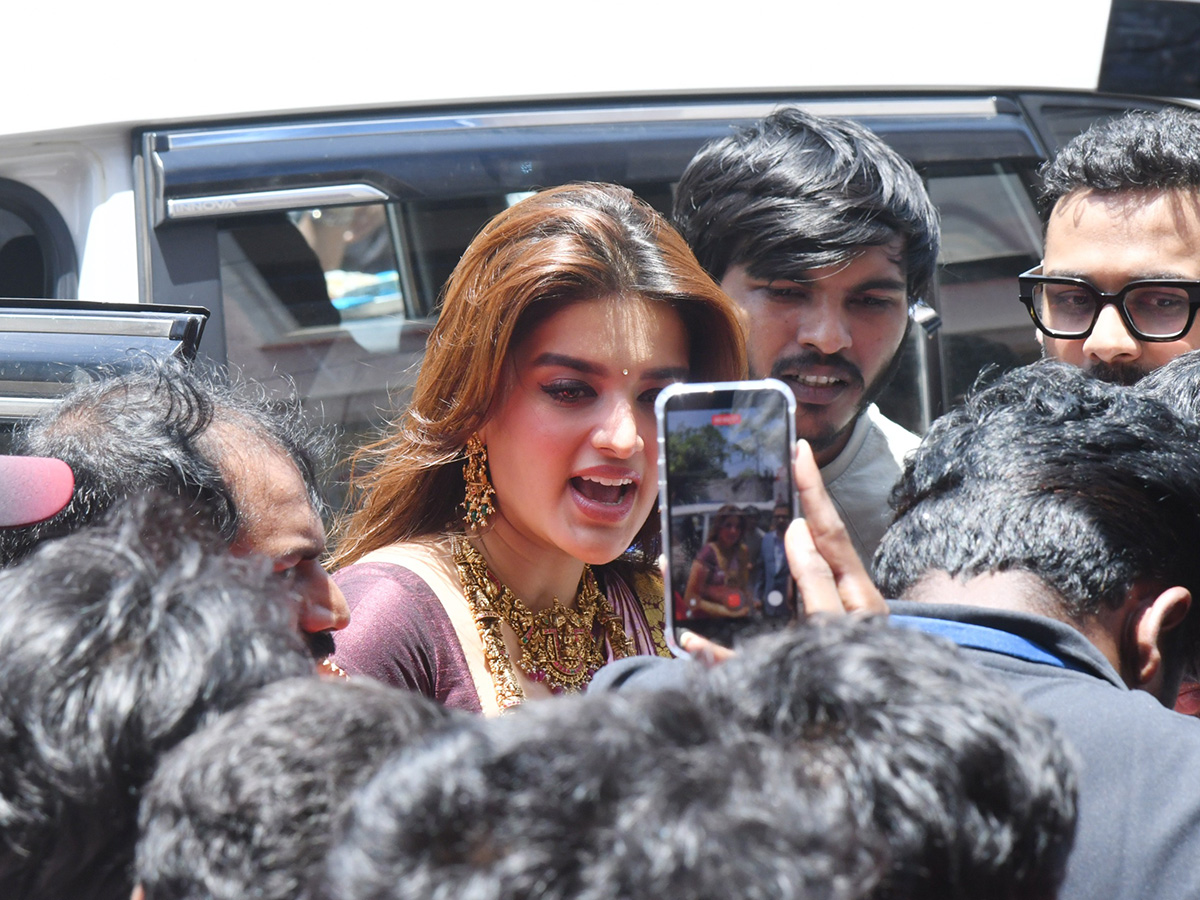 Actress Nidhhi Agerwal at Nellore Viral Photos35