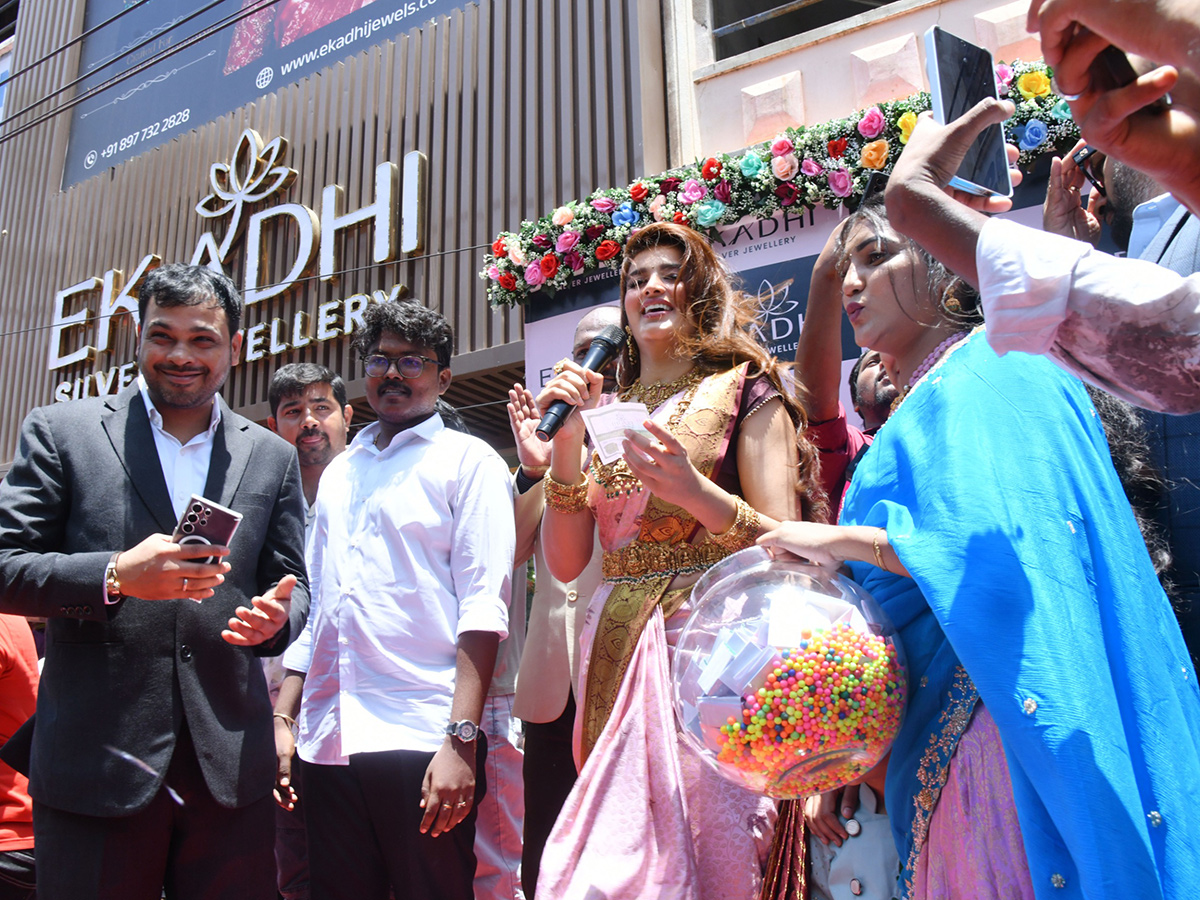 Actress Nidhhi Agerwal at Nellore Viral Photos4