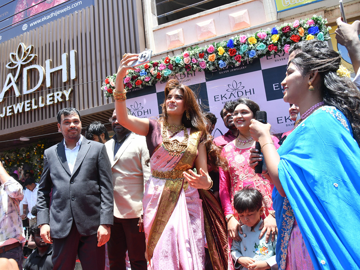 Actress Nidhhi Agerwal at Nellore Viral Photos5