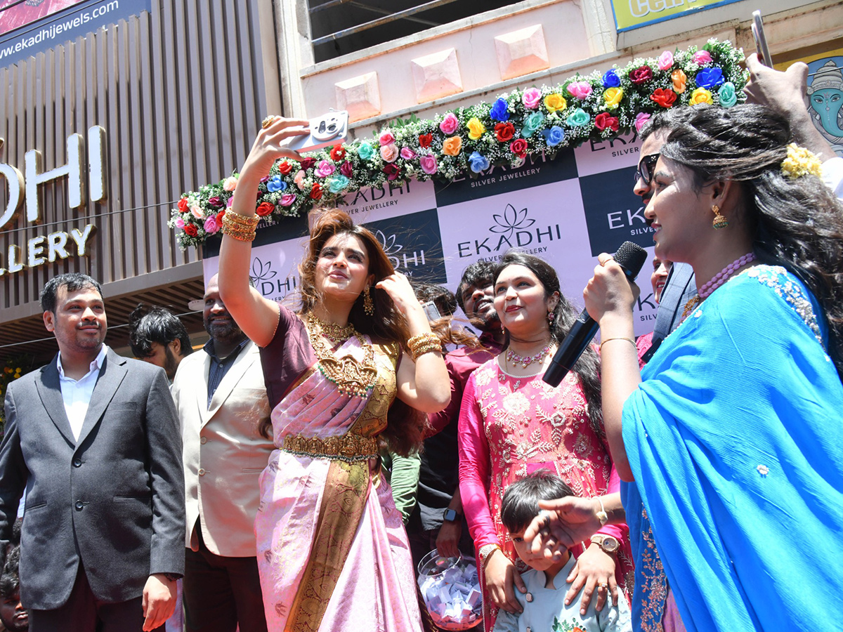 Actress Nidhhi Agerwal at Nellore Viral Photos6