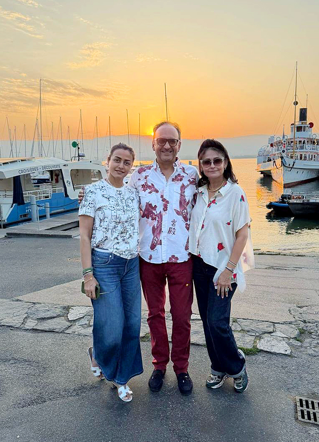 Namrata Shirodkar Enjoys a Holiday Trip with Friends and Daughter Photos10