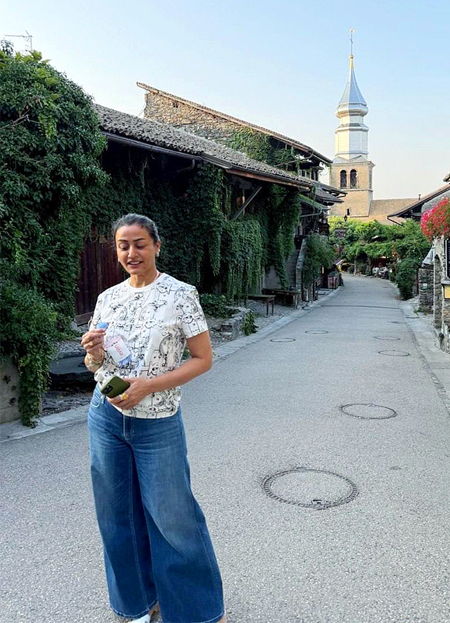Namrata Shirodkar Enjoys a Holiday Trip with Friends and Daughter Photos13